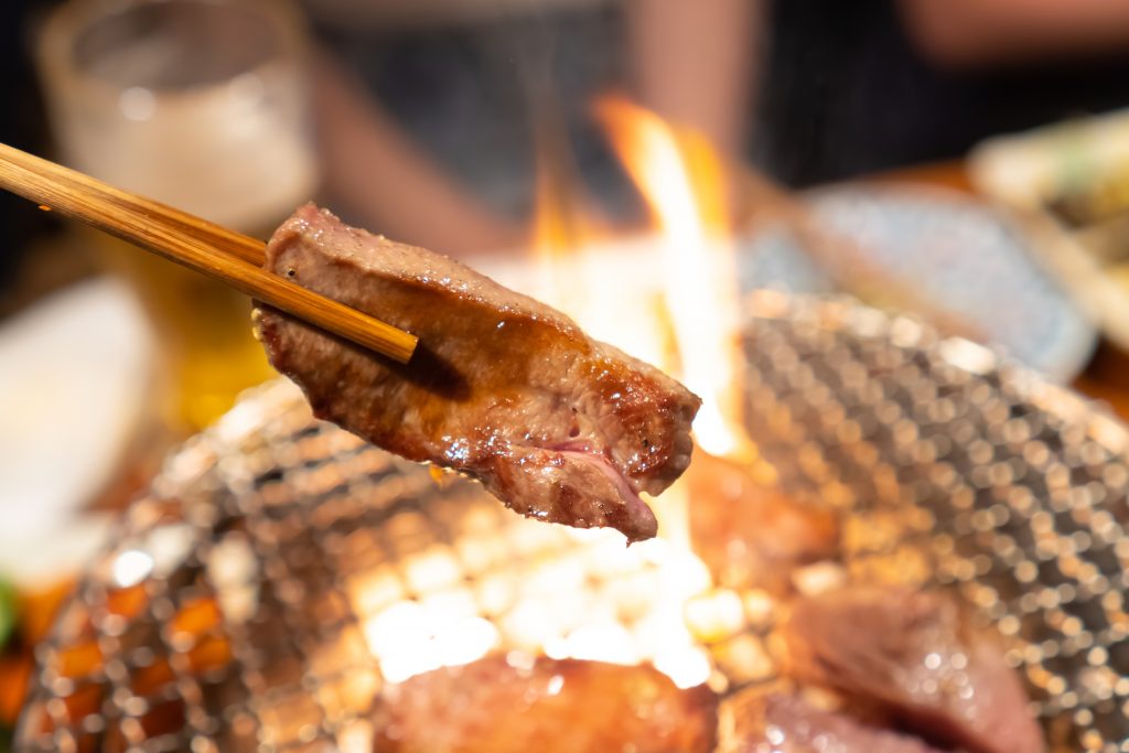 炭火で焼く牛タン